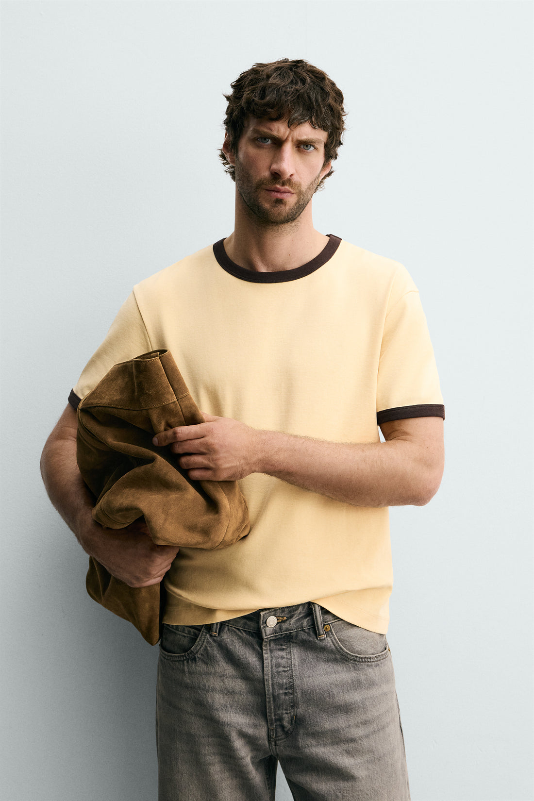 T-SHIRT BASIQUE À LISERÉ CONTRASTANT