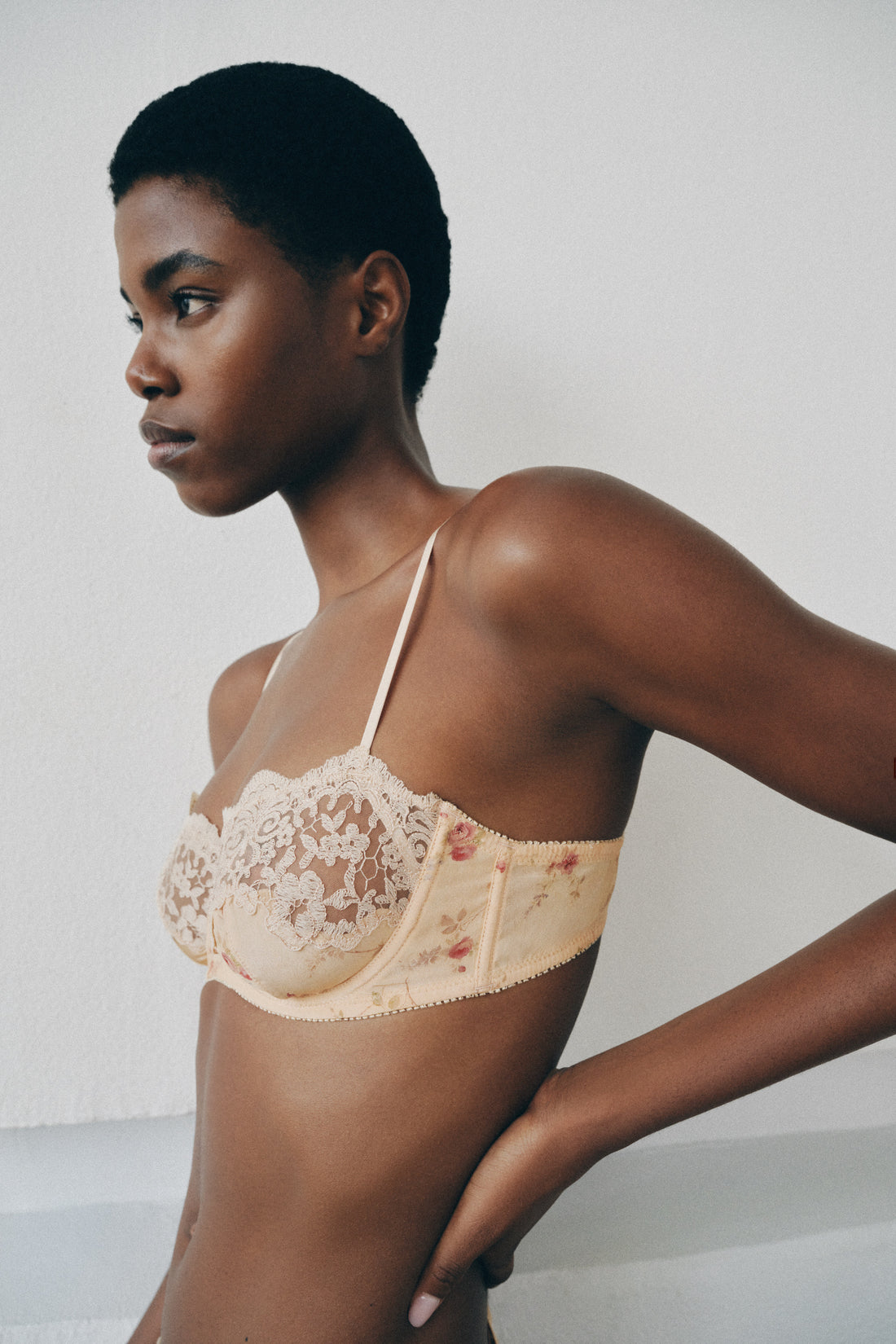 SOUTIEN-GORGE À MOTIFS FLEURS ET DENTELLE