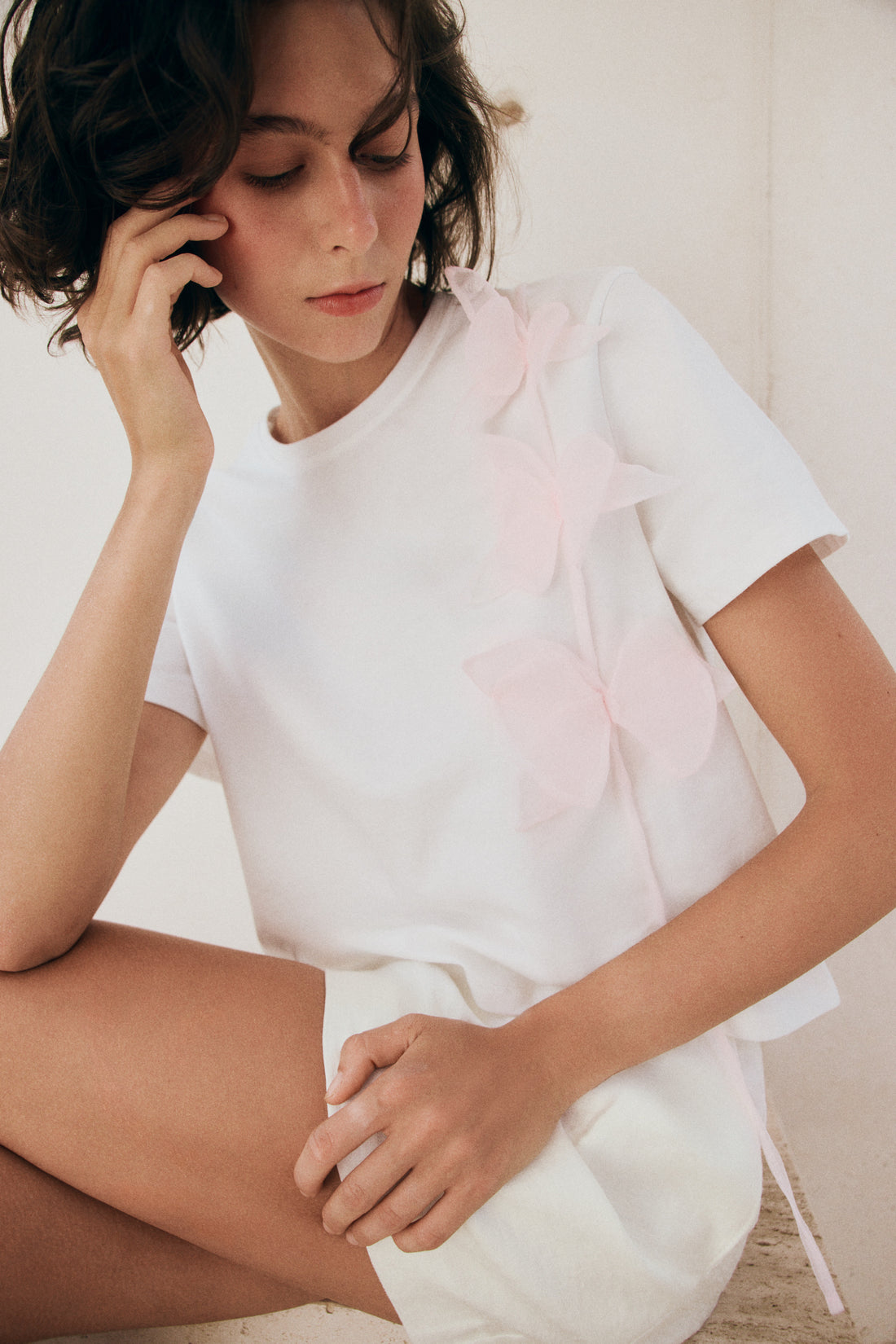 T-SHIRT FLEUR EN RELIEF
