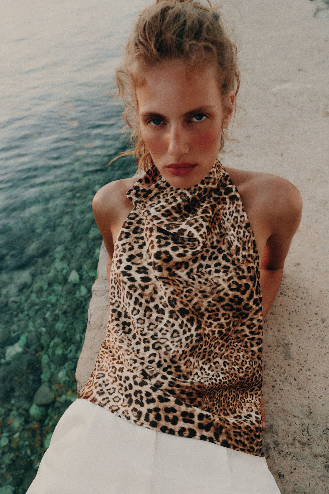 TOP HALTER SATINÉ À IMPRIMÉ ANIMALIER