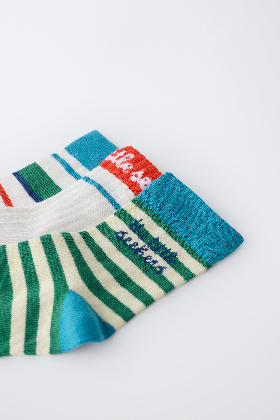 LOT DE TROIS PAIRES DE CHAUSSETTES MI-HAUTES À RAYURES ISABELLE VANDEPLASSCHE ©