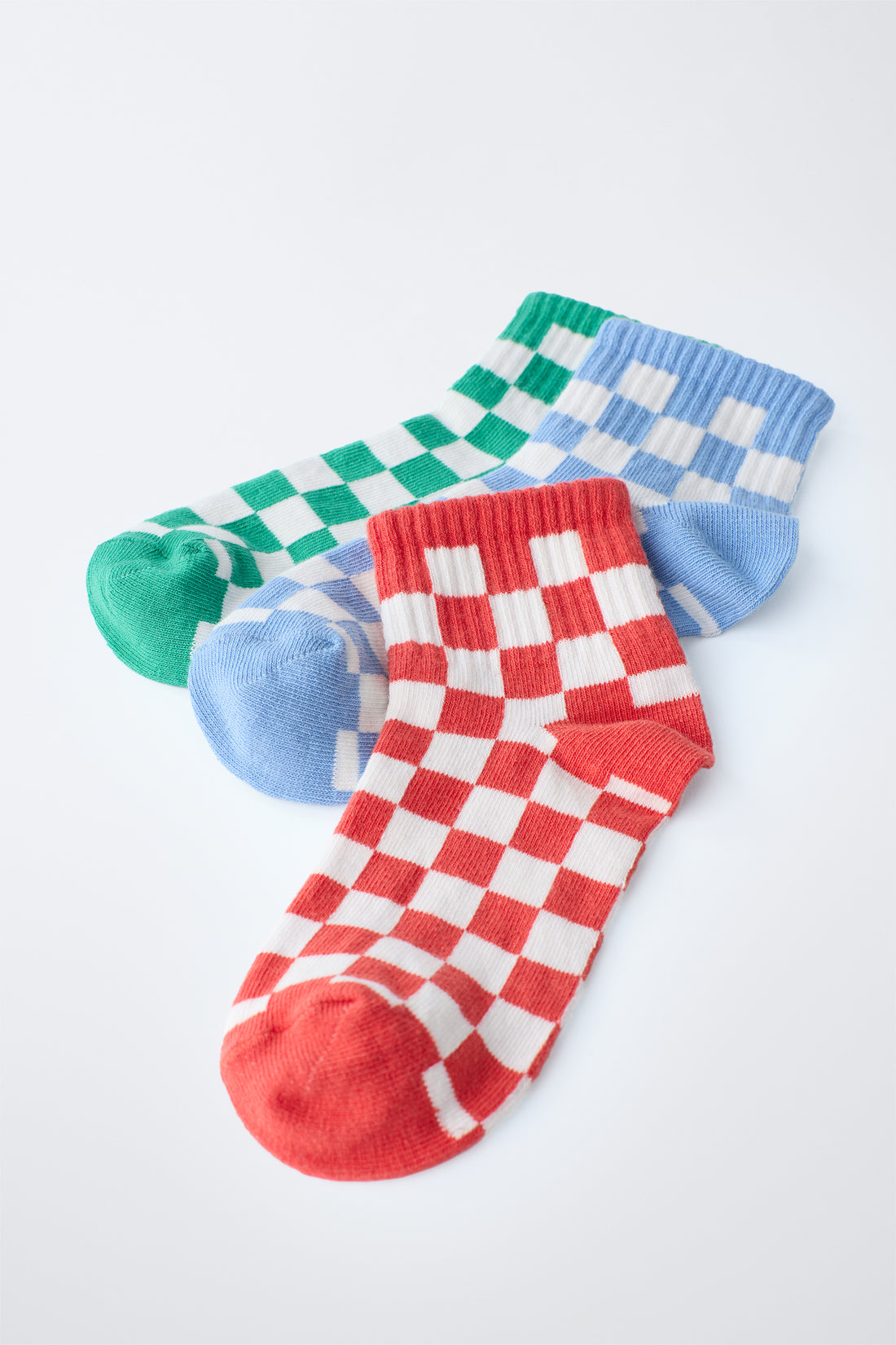 LOT DE TROIS SOCQUETTES À DAMIER