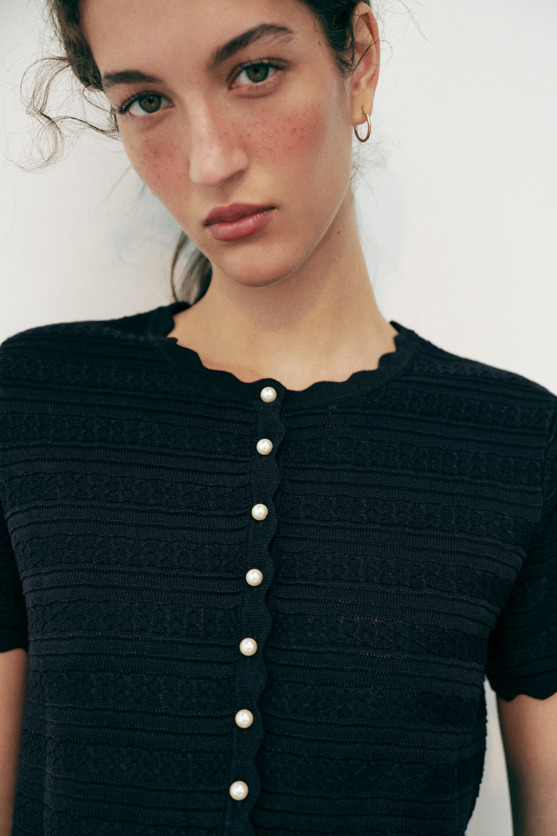 GILET EN MAILLE BOUTON PERLE