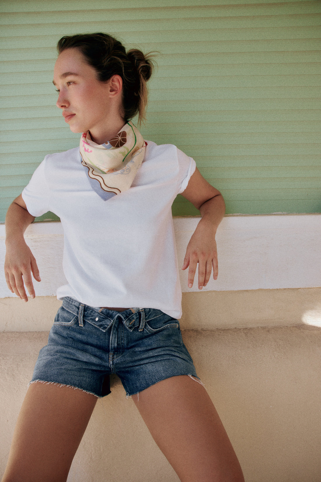 SHORT TAILLE BASSE À REVERS