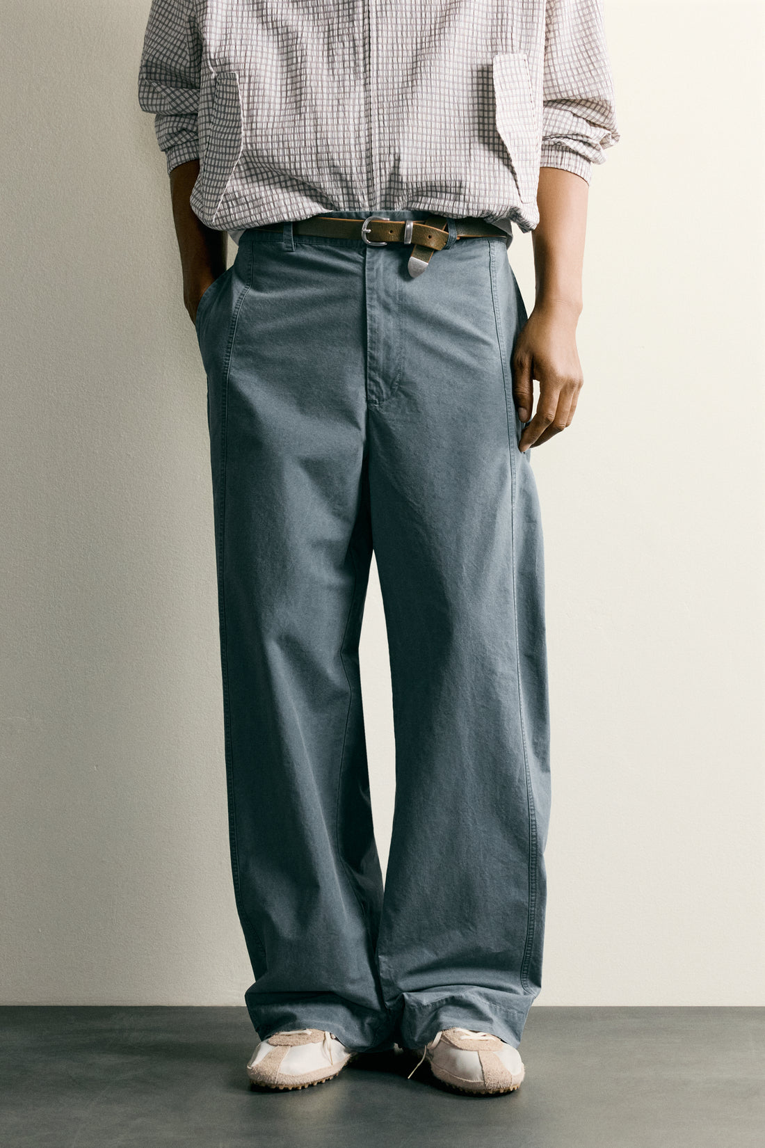 PANTALON DÉLAVÉ COUPE DÉCONTRACTÉE AVEC PATTES