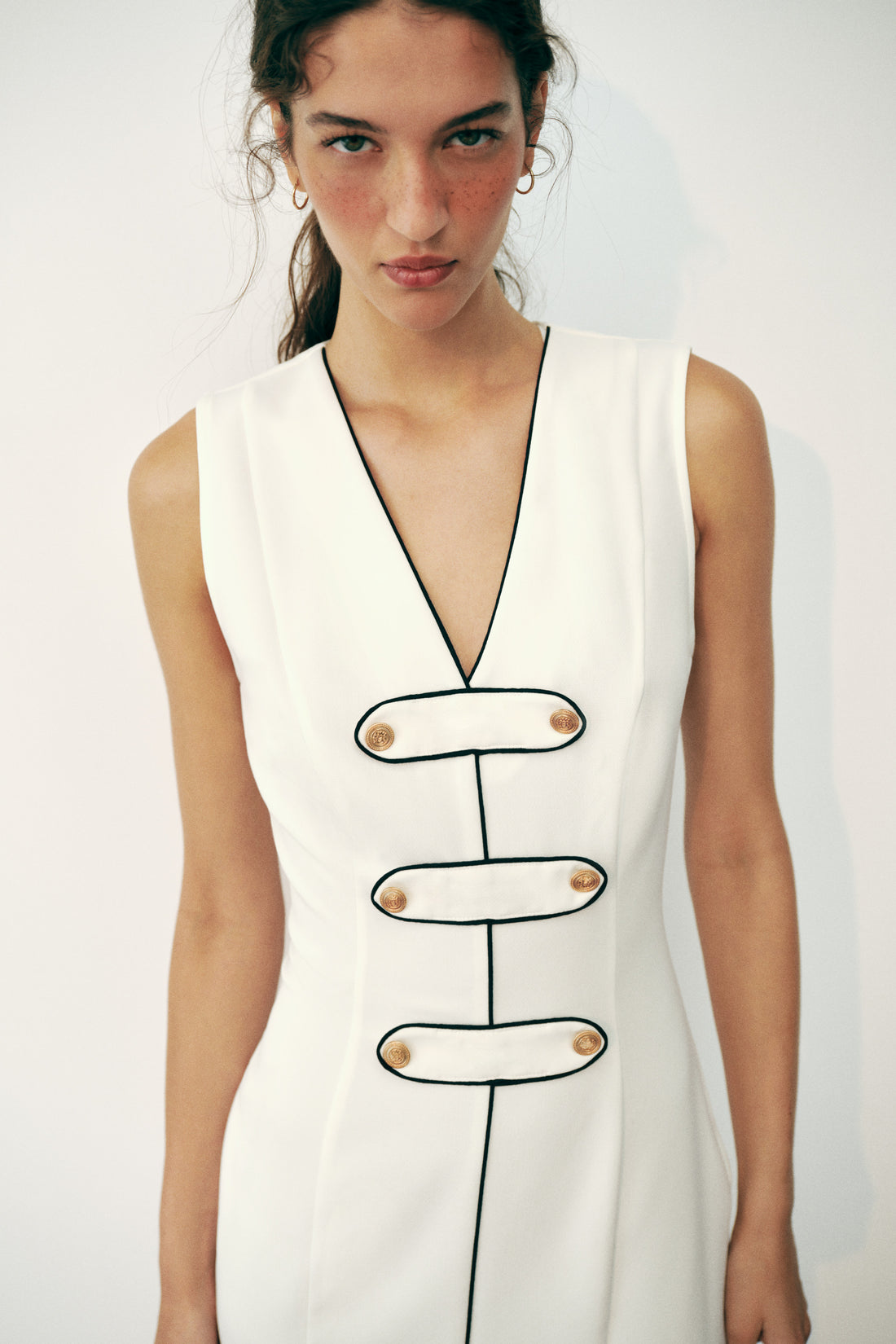ROBE MI-LONGUE À BRANDEBOURGS ET LISERÉS CONTRASTÉS