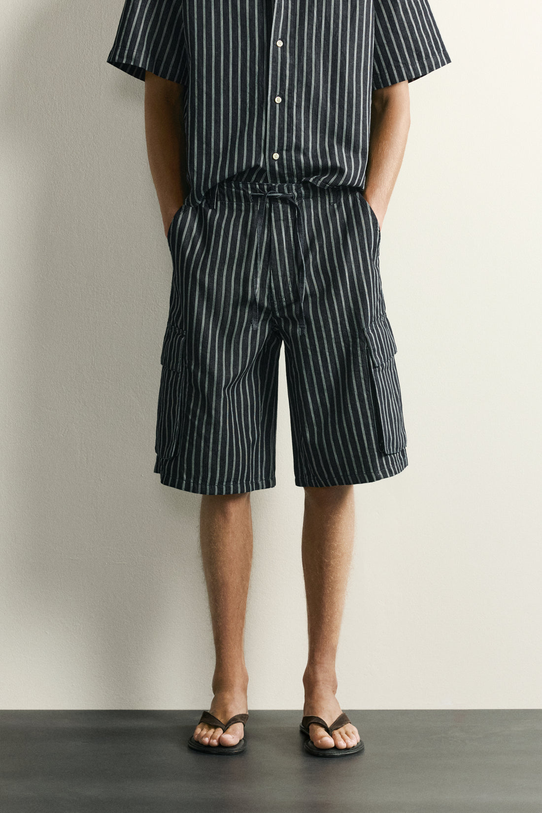 BERMUDA CARGO EN DENIM RAYÉ COTON-LIN