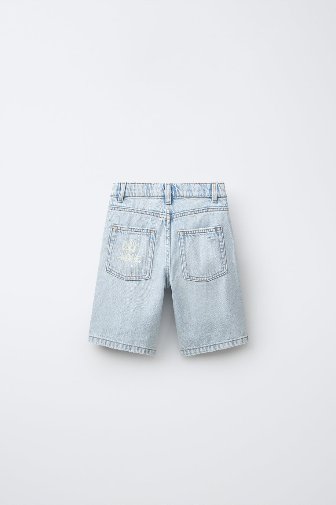 SHORT EN JEAN DÉCHIRÉ ET GRAFFITI