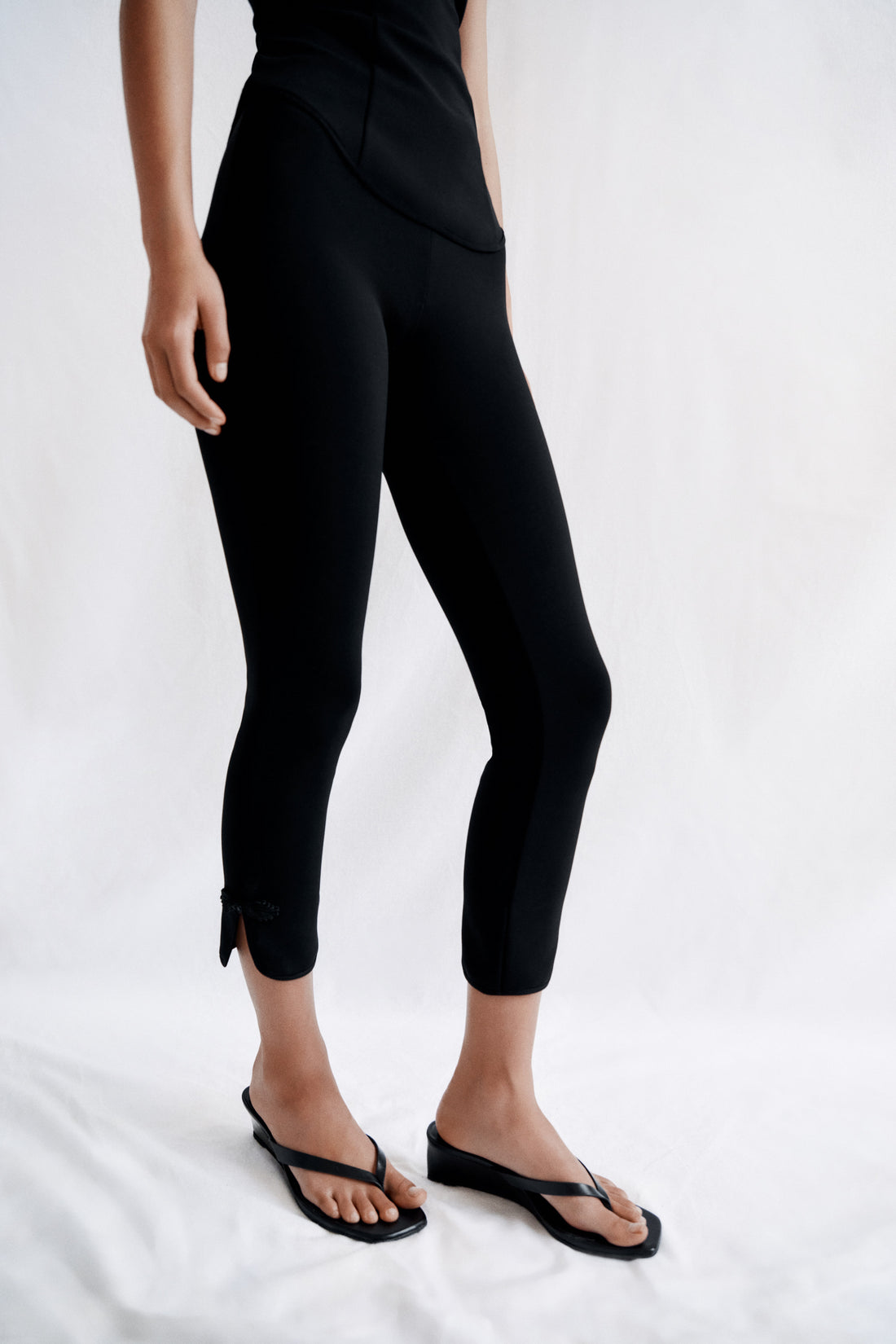 PANTALON CAPRI À PATTES DE BOUTONNAGE