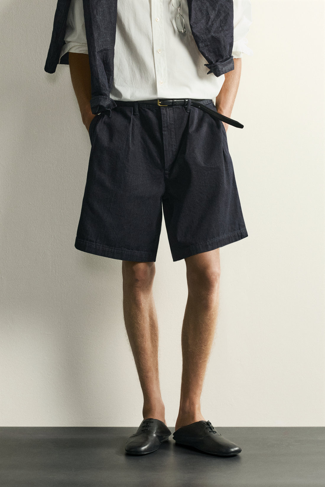 SHORT CHINO EN DENIM COUPE RELAX À PLIS