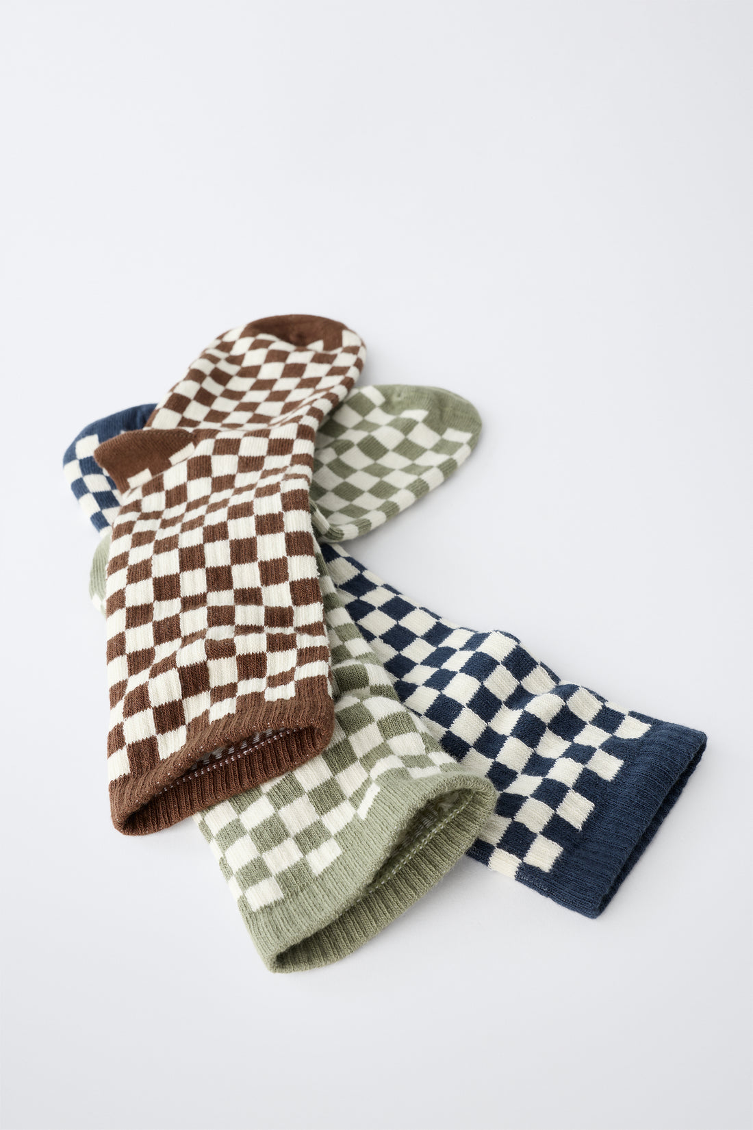 LOT DE TROIS PAIRES DE CHAUSSETTES MONTANTES À DAMIER