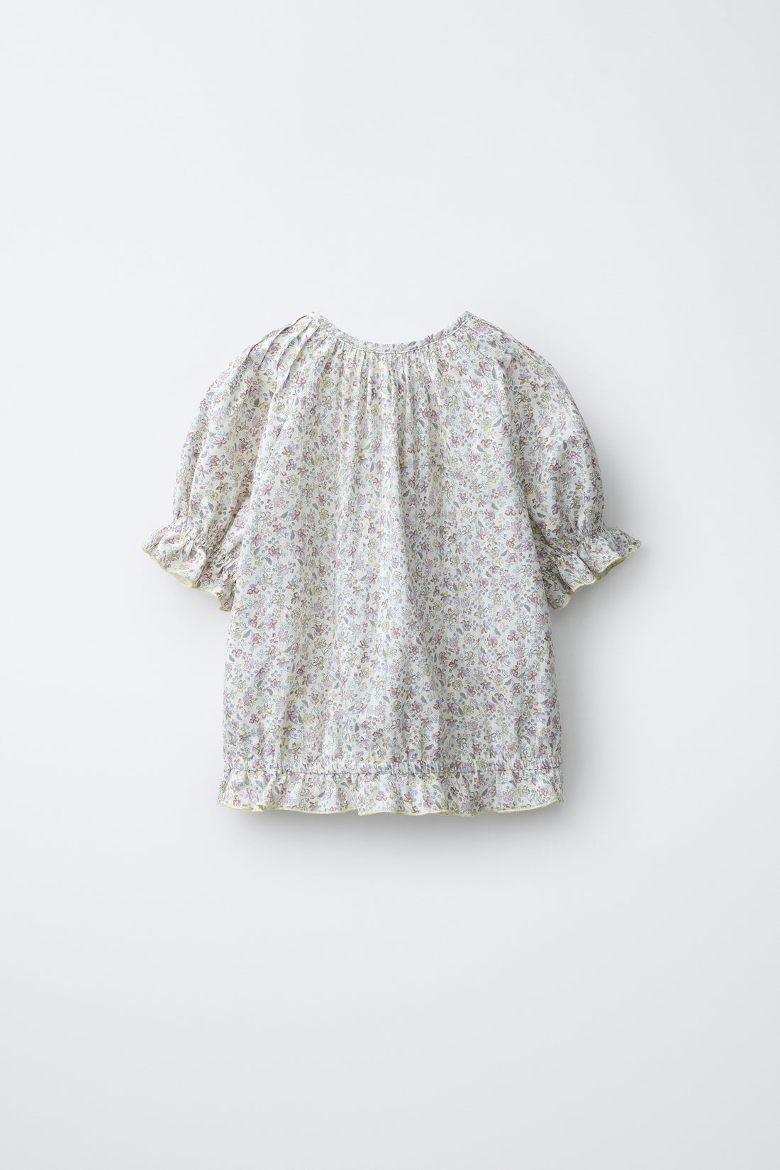 BLOUSE À PLIS NERVURÉS ET FLEURS