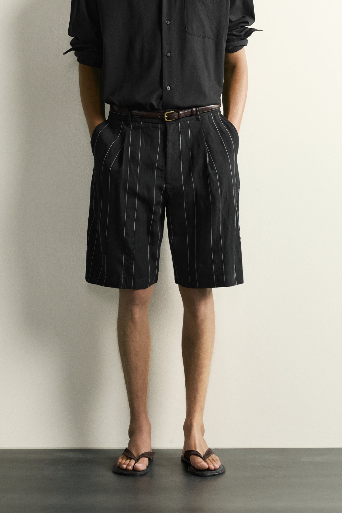 BERMUDA RELAXED FIT À PLIS ET RAYURES