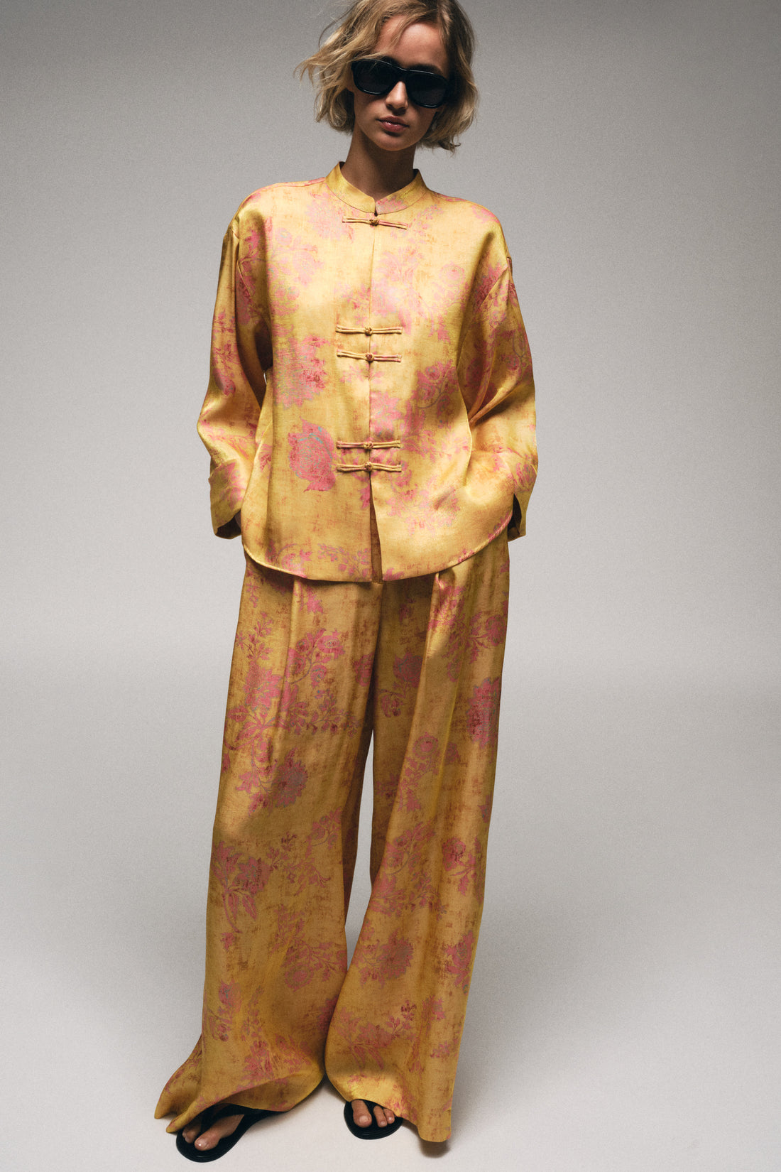 ENSEMBLE CHEMISE À BRANDEBOURGS ET PANTALON IMPRIMÉ