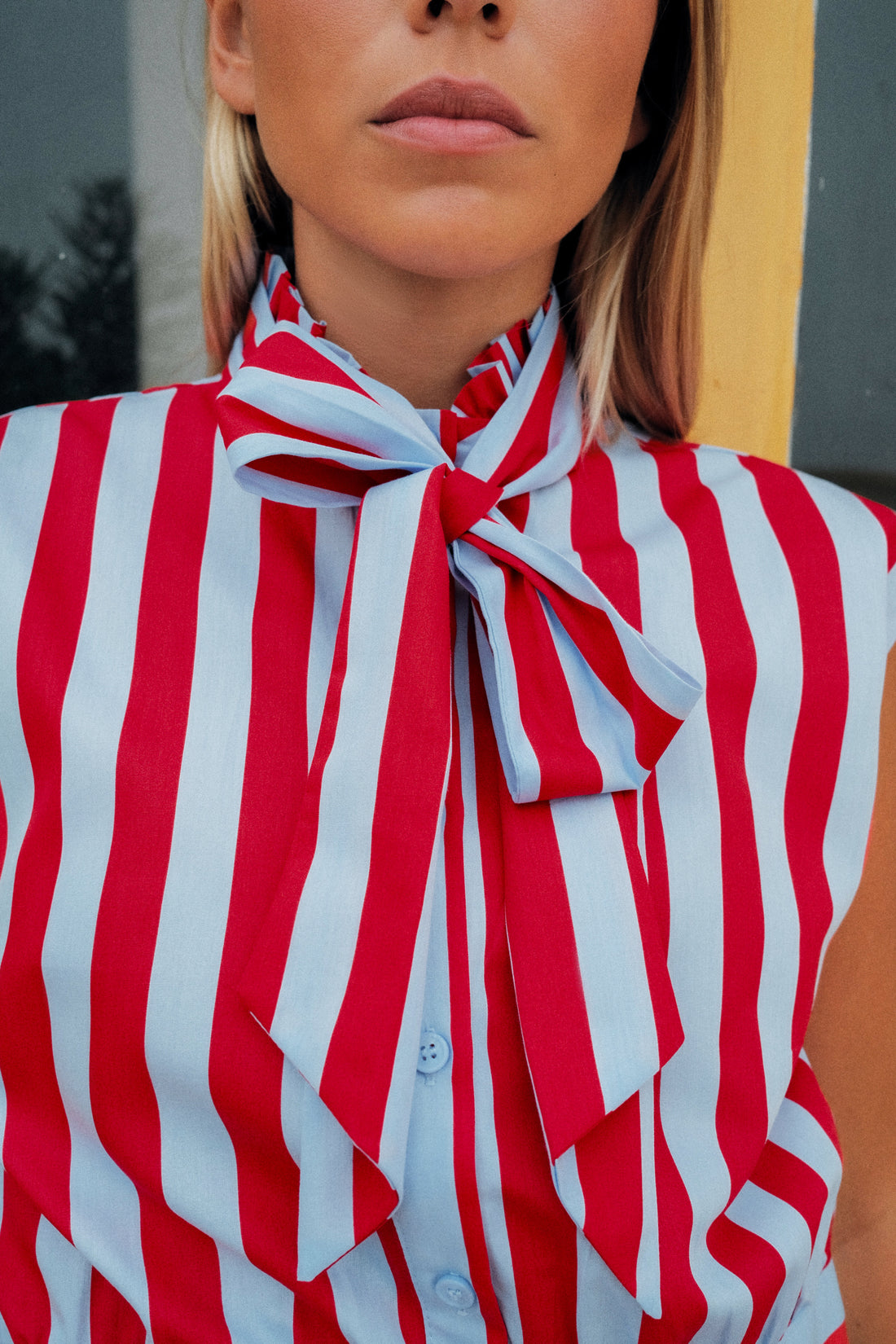 ENSEMBLE CHEMISE À NŒUD ET JUPE À RAYURES