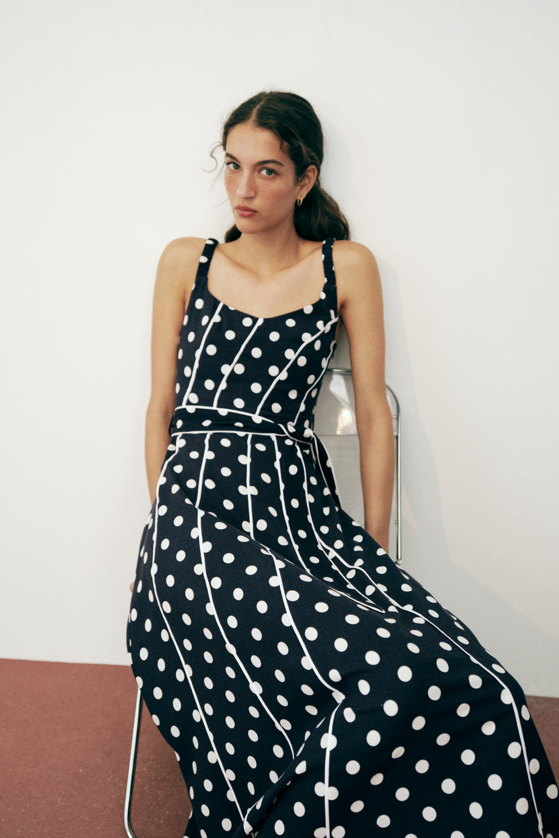 ROBE MI-LONGUE À POIS AVEC CEINTURE
