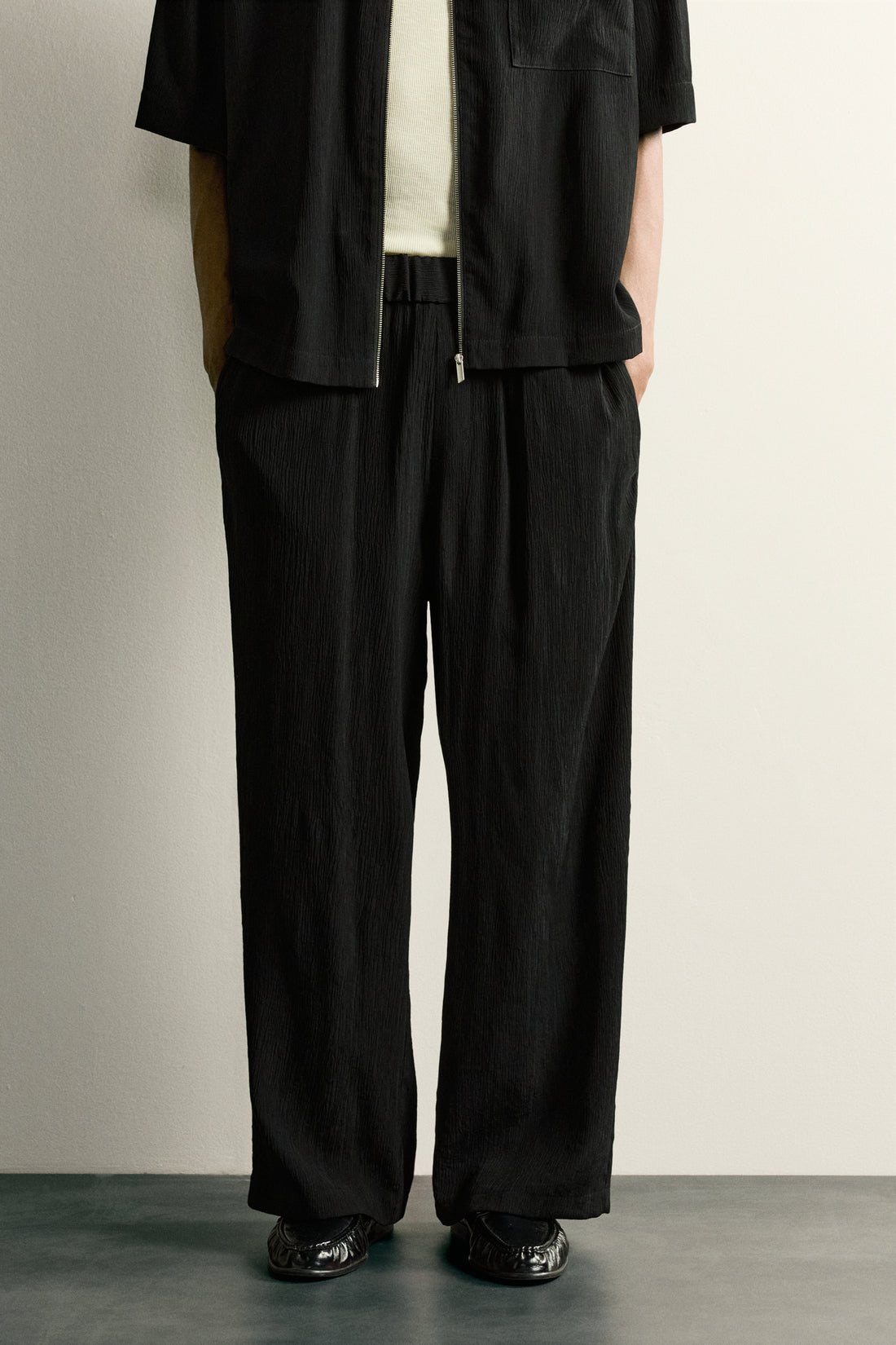 PANTALON COUPE DÉCONTRACTÉE À RELIEF