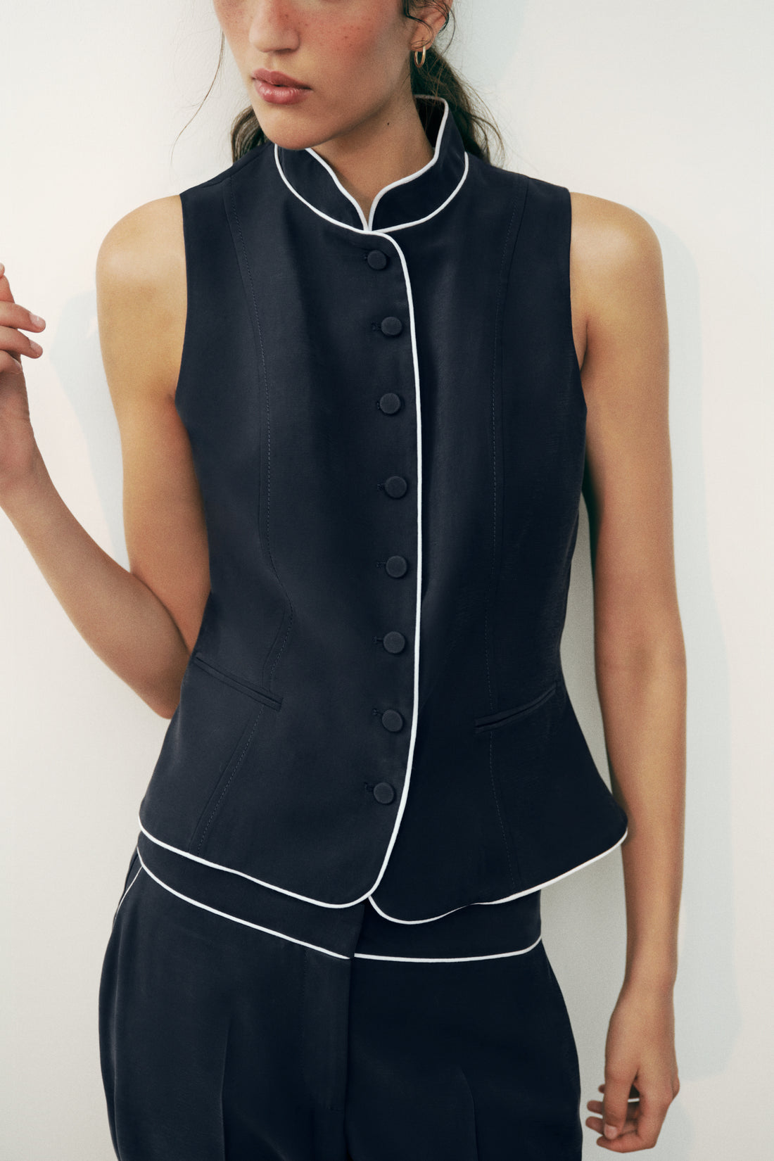 GILET À LISERÉS EN CONTRASTE