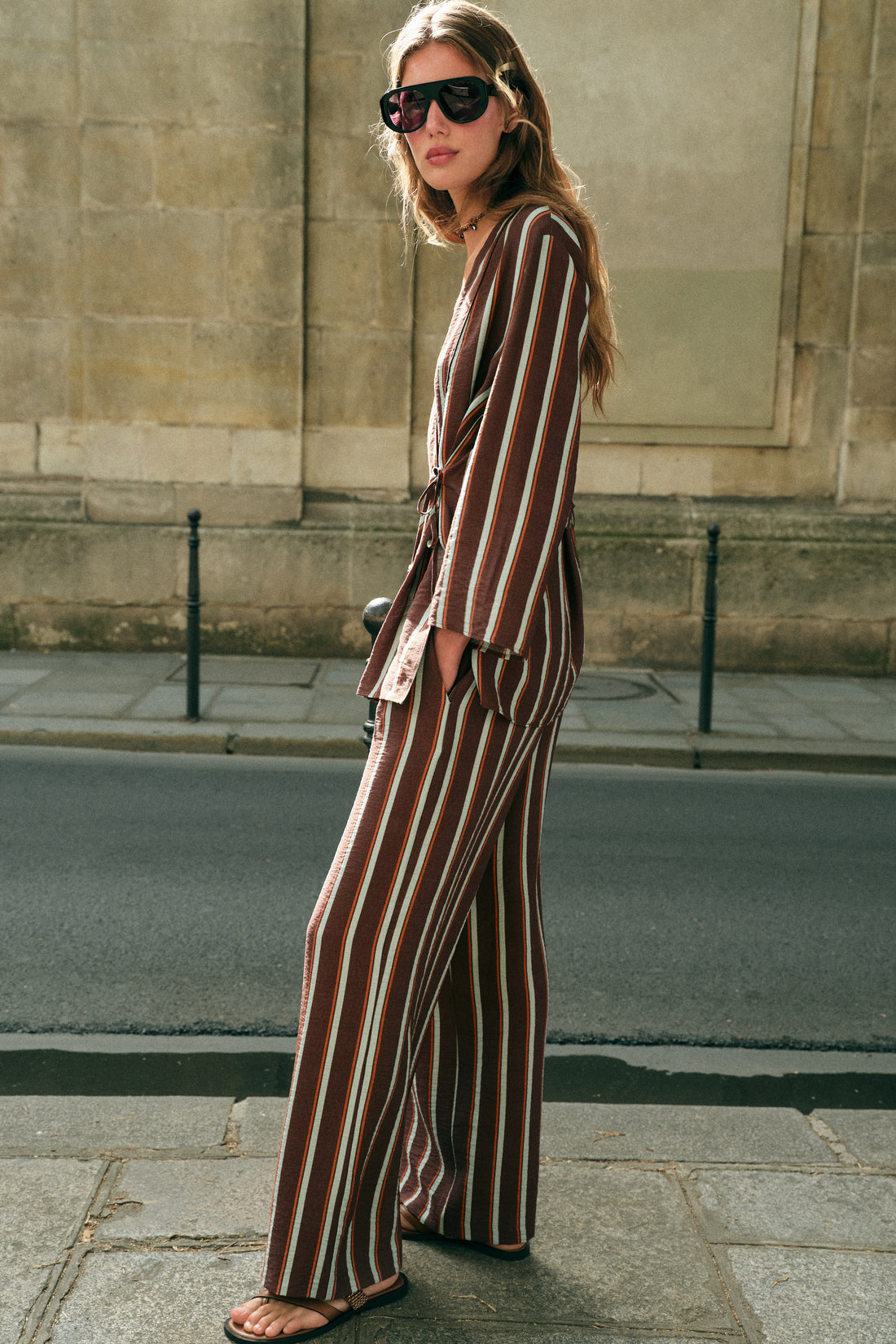 ENSEMBLE VESTE CROISÉE ET PANTALON LARGE À RAYURES