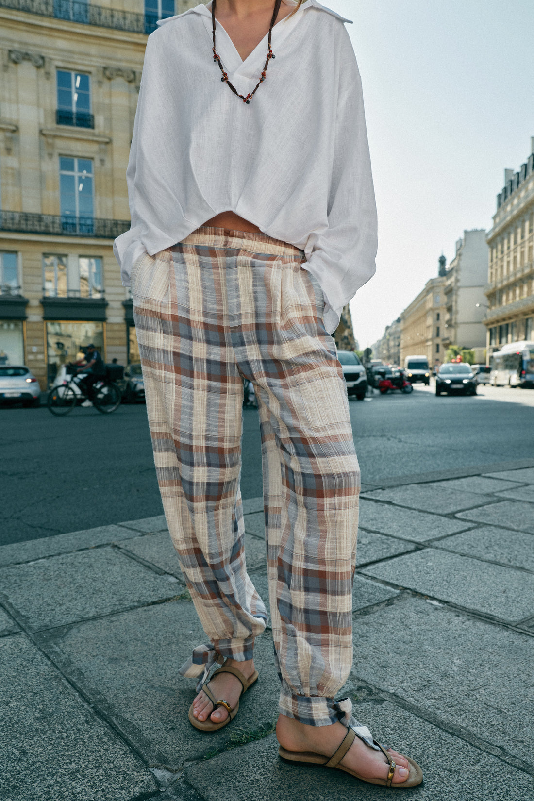 PANTALON BOUFFANT À LACETS ET CARREAUX