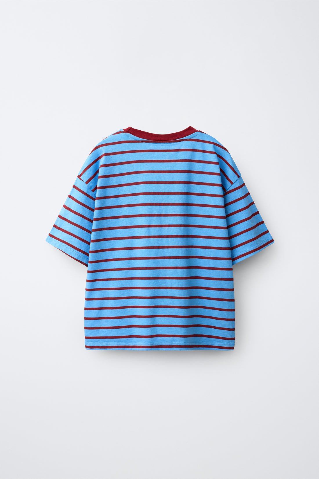 T-SHIRT À RAYURES AVEC ÉCUSSON NUMÉROTÉ