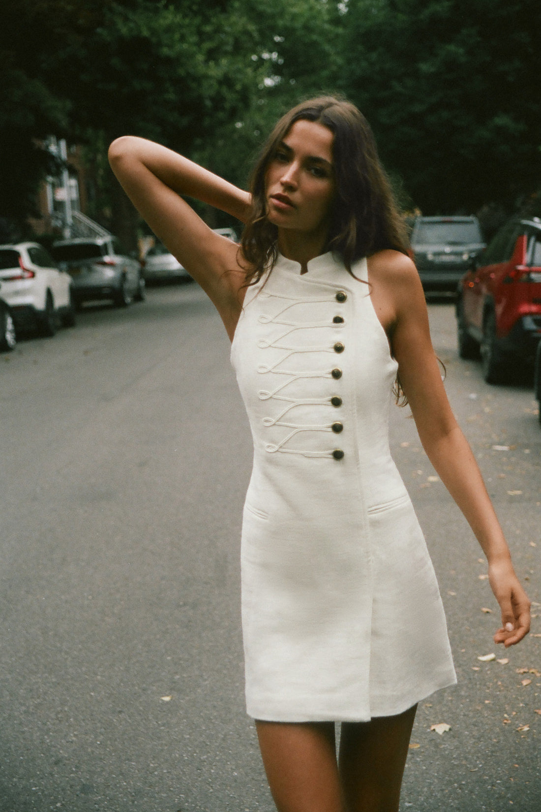 ROBE COURTE À BRANDEBOURGS