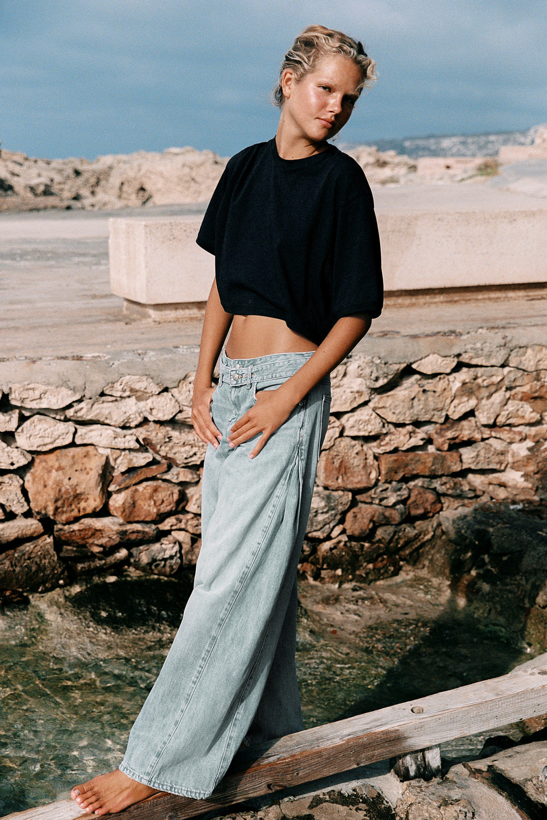JEAN TRF TAILLE MI-HAUTE À CEINTURE ET PLIS