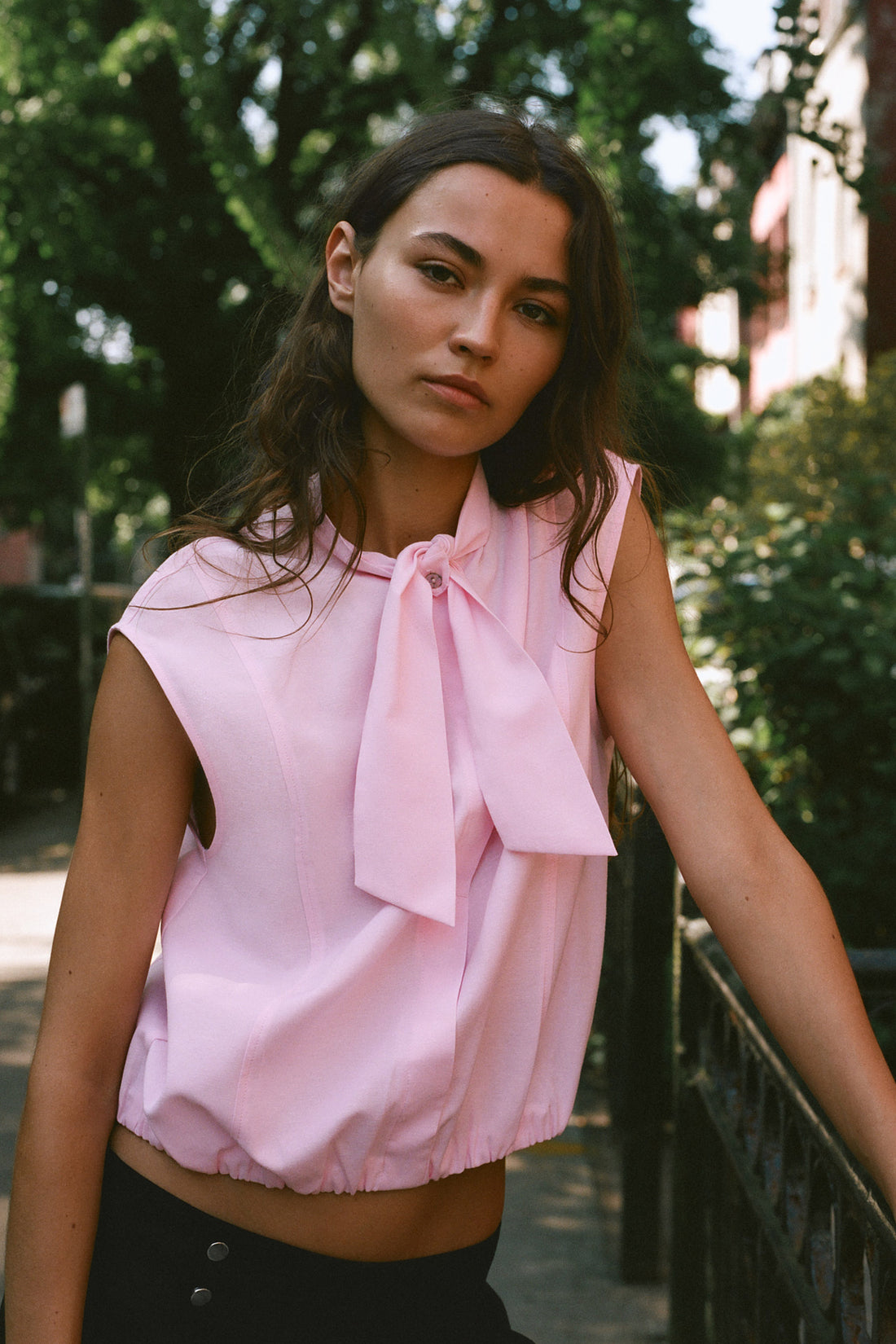 BLOUSE À NŒUD SANS MANCHES